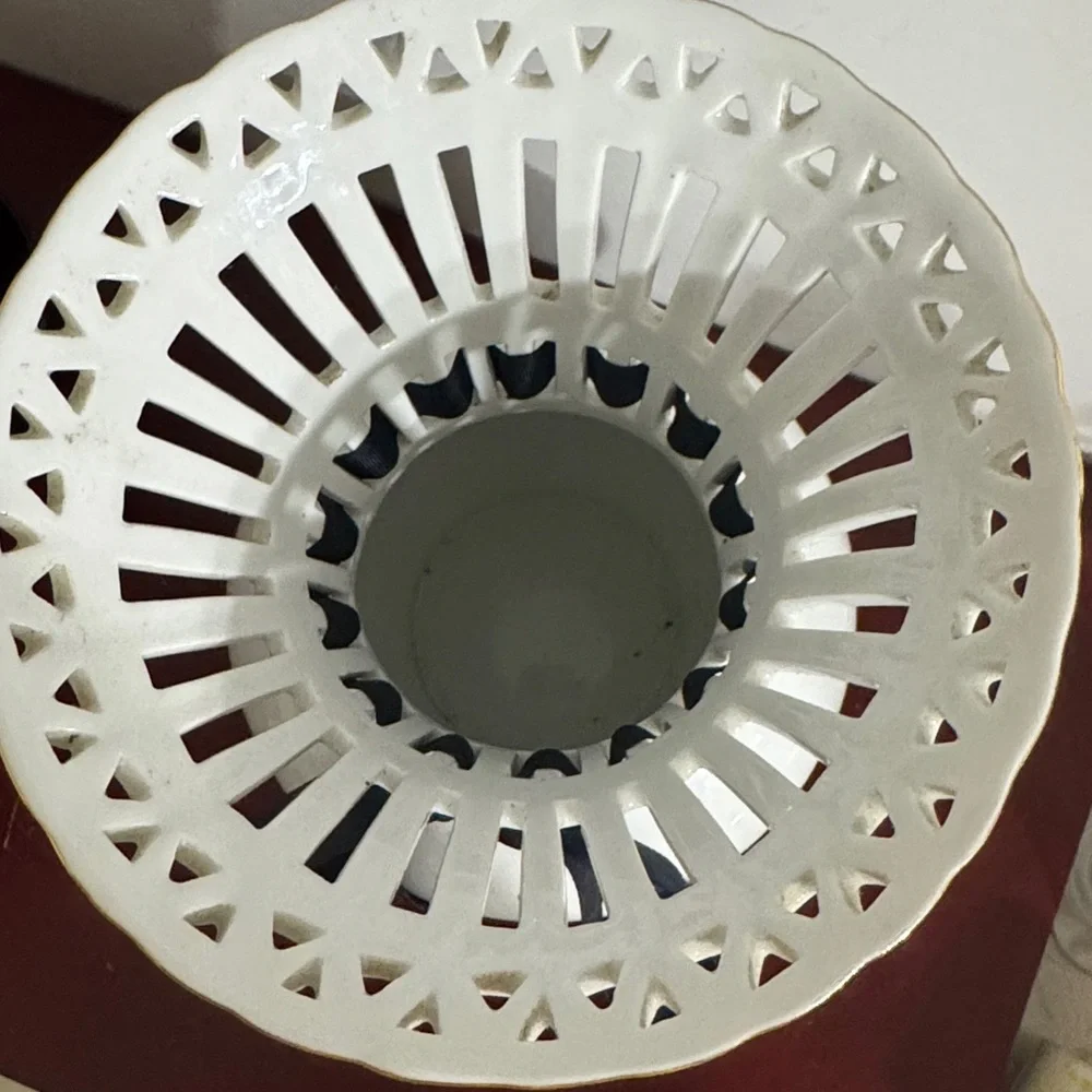 Vintage Formalities by Baum Bros. with a basket weave lattice 7 3/4”